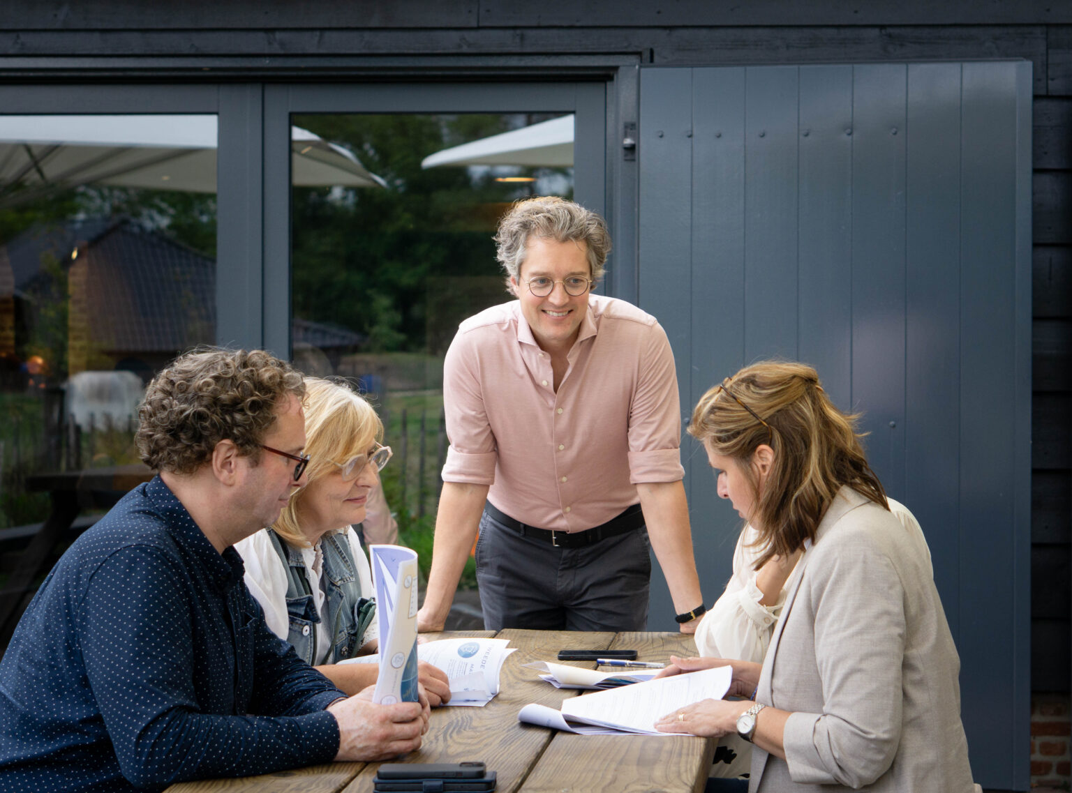 Teamcoach begeleidt team bij het oplossen van conflicten op de werkvloer