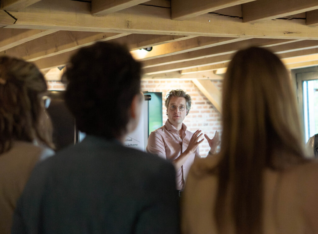 Team in gesprek over conflict en communicatie tijdens teamcoaching sessie